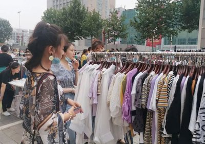 服裝尾貨擺地攤攻略 日用百貨的淘金秘籍